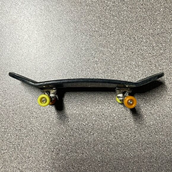 Tech Deck Mini Skateboard featuring Blind Seea Golden Bear - Picture 4 of 6